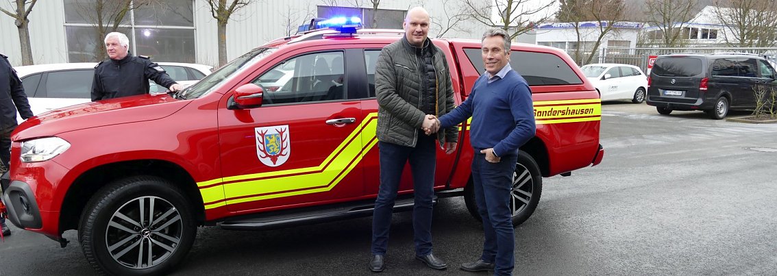 Shake Hands und gute Fahrt f&uuml;r B&uuml;rgermeister Steffen Grimm von Centerleiter Marko Wuttke.