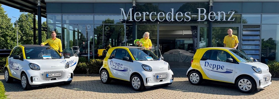 Freuen sich &uuml;ber die smart EQ fortwo (von links): Philipp Deppe, Elke Deppe-Stark und Carsten Koithahn vom Sanit&auml;tshaus Deppe in Northeim. Ab heute machen sie mobil � elektromobil.  