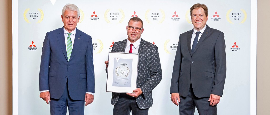 &Uuml;bergabe der Ehrenurkunde im Grandhotel Schloss Bensberg an den Markenverantwortlichen Jens Kupfer. Er nahm die Auszeichnung f&uuml;r die Mitsubishi-Sparte der Autohaus Peter GmbH entgegen.