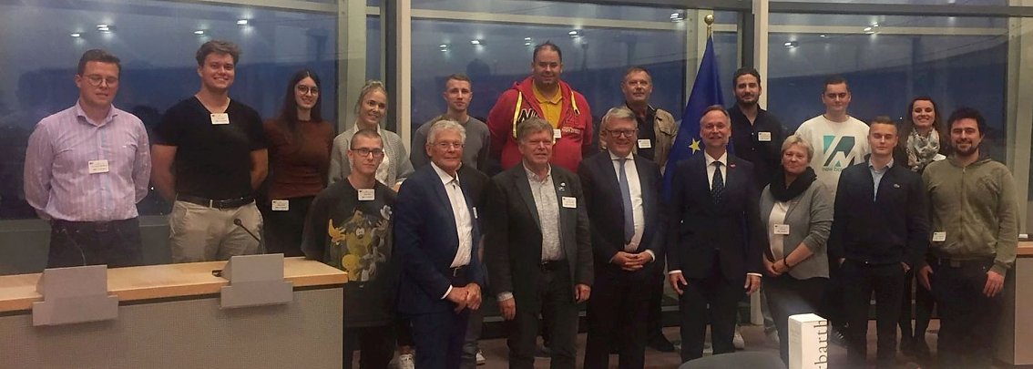 Die Th&uuml;ringer Delegation bei EU-Kommissar Nicolas Schmit (1. Reihe, 5.v.l.). Links daneben Peter-Ausbildungsleiter Achit T&ouml;lle, in der hinteren Reihe links Moritz Arenswald, verantwortlich f&uuml;r die kaufm&auml;nnische Ausbildung.