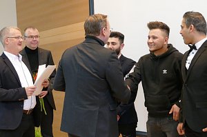 Zeugnis&uuml;bergabe an unsere Mechatroniker-Gesellen