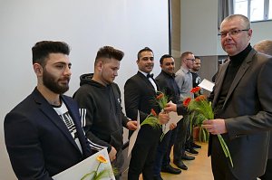 Zeugnis&uuml;bergabe an unsere Mechatroniker-Gesellen