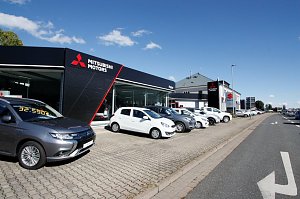 Ansprechendes Design des Mitsubishi-Pavillons. Es soll die Attribute der Marke - Kraft, Stolz, Mut - unterstreichen.