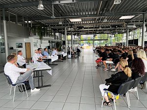 41 junge Menschen beginnen mit ihrer Ausbildung