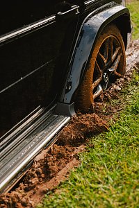 Eine Mercedes-AMG Felge im Schlamm bei der G-Klassen experience. 