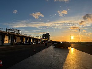 Atemberaubende Aufnahme des Sonnenuntergangs nach der Veranstaltung am Sachsenring.
