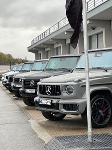 Alle G-Klassen Modelle aufgereiht im sauberen Zustand vor der G-Klassen experience. [Mercedes-Benz G 580 mit EQ Technologie | Energieverbrauch kombiniert: 30,3-27,7 kWh/100 km | CO2;-Emissionen kombiniert: 0 g/km | CO2;-Klasse: A] [Mercedes-AMG G 63 | Energieverbrauch kombiniert: 15,7-14,7 l/100 km | CO2;-Emissionen kombiniert: 358-335 g/km | CO2;-Klasse: G] 