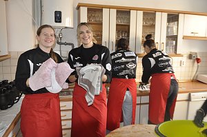 Die M&auml;dels vom THC waschen und trocknen gemeinschaftlich ab