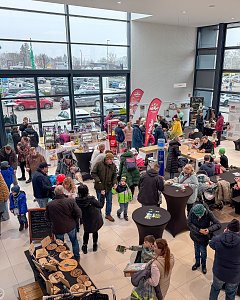 Volles Autohaus bei einem Event mit vielen St&auml;nden.