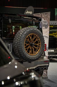 Detail eines Jeep-Gel&auml;ndewagens mit Reserverad auf der Automesse.