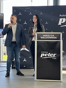Gesch&auml;ftsf&uuml;hrerin Christina Dost und Centerleiter Jens Schmalenberger stellten das Bernburger Team vor.