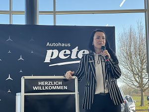 Gesch&auml;ftsf&uuml;hrerin Christina Dost k&uuml;ndigt den n&auml;chsten Redner an.