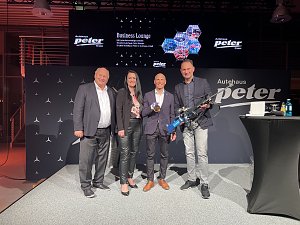 Helmut Peter, Christina Dost, Erik Lesser, Andreas Peter (v.l.n.r.) mit einem Biathlon-Gewehr und der olympischen Goldmedaille von Erik Lesser.