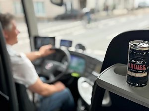 Sektdose zum Frauentag und der Busfahrer verschwommen im Hintergrund