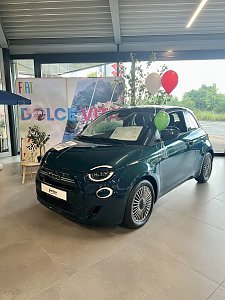Fiat mit Luftballons im Showroom vor einer bunten "La Dolce Vita"-Wand.


