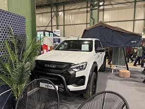 ISUSU D-MAX mit Dachzelt am Autohaus Peter Messestand in der Messehalle