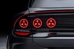 Das rotleuchtende R&uuml;cklicht eines Mercedes-AMG GT SUV.