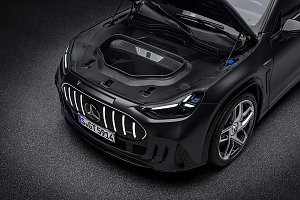 Ein vollelektrischer AMG GT mit offener Motorhaube und Sicht auf den dortigen Stauraum.  