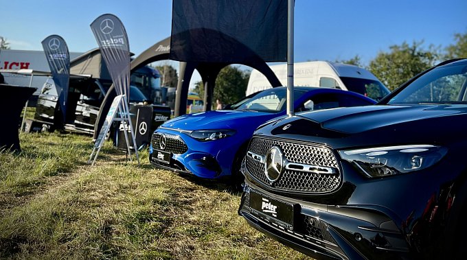 Foto vom Autohaus Peter Stand mit dem neuen CLA und dem GLC im Vordergrund.