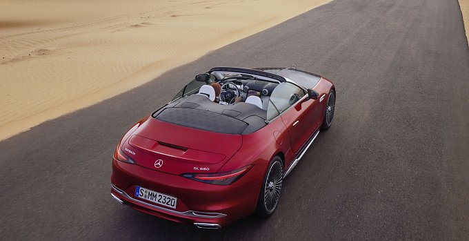 Der neue Maybach SL680 im Red Ambiance in W&uuml;stenumgebung.
