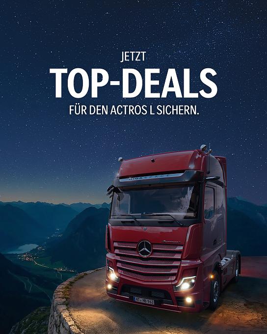 Der rote Mercedes-Benz Actros L steht auf einer Bergstra&szlig;e bei Nacht, umgeben von Sternen und Berglandschaft. Das Fahrzeug ist gut beleuchtet und hebt sich vom n&auml;chtlichen Himmel ab.